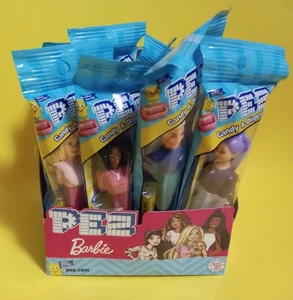 Scatola 12 Pez Caramelle e Dispenser ~ Collezione Barbie 2024 ~ Nuova CASUALE - Foto 1 di 4