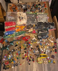 8 Pounds Of Mixed Lego Pieces And Minifigs Includes Star... - Picture 1 of 20