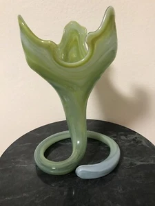 Pieza central de remolino de vidrio artístico verde blanco vintage 9 3/8" de alto - Imagen 1 de 9