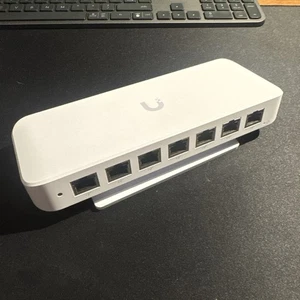 Ubiquiti UniFi USW-Ultra-60W – Compact Gigabit PoE Switch  - Picture 1 of 5