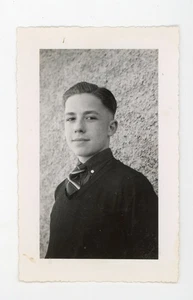 Dapper gepflegter Junge Vintage Schnappschuss Foto identifiziertes Motiv - Bild 1 von 3