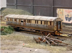Autobús calibre OO: abandonado, muy oxidado y desgastado. Ref G4 - Imagen 1 de 3