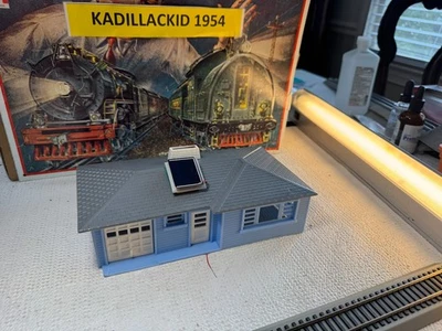 🚂 O SCALE- PLASTICVILLE- BLUE- RANCH HOUSE WITH SOLAR PANEL💥 L1443 - Image 1 of 4