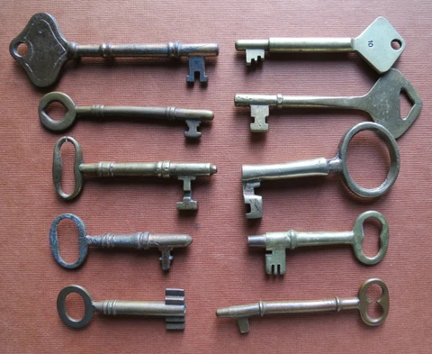 10 LARGE ANTIQUE BRASS KEYS - Antique & Unique Cover