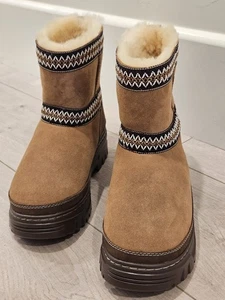 NUOVI STIVALI IMPERMEABILI UGG TAGLIA 7 DONNA CLASSICI MINI TRAILGAZER IN PELLE DI CASTAGNO  - Foto 1 di 7