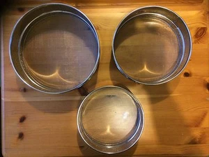INDOVINELLO SETACCIO SETACCIO ACCIAIO INOX 1mm FORO MAGLIA DIMENSIONI TERRENO COMPOST FARINA - Foto 1 di 3