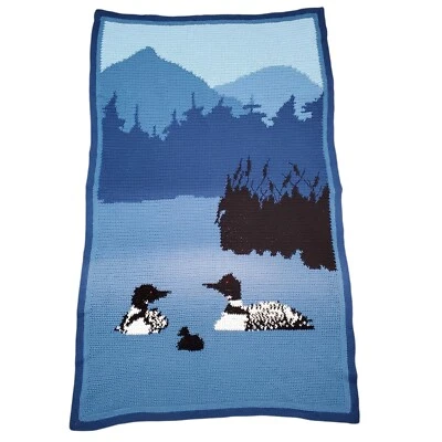 MANTA DE COLECCIÓN Crochet AFGAN Tejida Lanzar Lobos Lago Montañas Escena Cabaña Vuelta 70x43 Foto 1 de 4