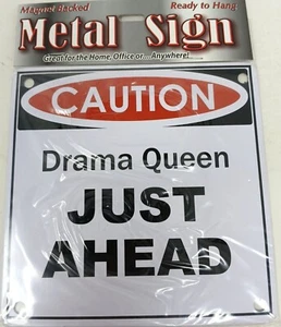 Achtung Drama Queen Just Ahead Magnetrücken Blechschild 4,5" fertig zum Aufhängen #D-4 - Bild 1 von 5