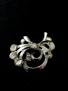 Silver Tone Brooch Pin With 8 White Rhinestones Measures 1-5/8" x 1-3/8" Vintage - Picture 1 of 3