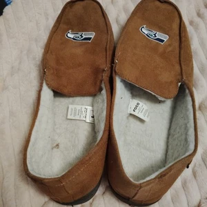 FOCO Seattle Seahawks Slippers Faux Fur with Non-Skid Bottom NFL Licensed Large - Picture 1 of 8