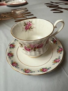 Teetasse und Untertasse Rosen auf beiden Teilen - Bild 1 von 3