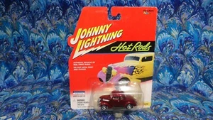 2001 Johnny Lightning Hot Rods 1:64 1937 Coupè Borgogna Marrone Nuovo con scatola SIGILLATO - Foto 1 di 5