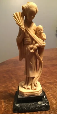 Estatuilla japonesa vintage mujer sosteniendo bebé y abanico resina con base de detalles oscuros Foto 1 de 4