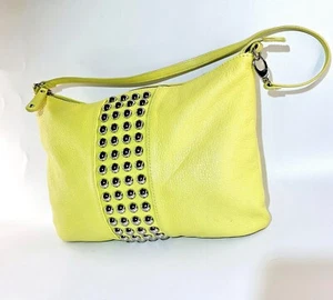 Bolso de Hombro Audrey Brooke Cuero Genuino con Tachuelas Para Mujer Mediano Limón - Imagen 1 de 17