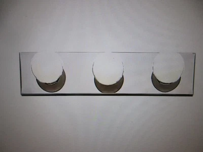 Kichler Independence 18 дюймов 3-ламповый хромированный традиционный светильник для туалетного столика - Изображение 1 из 4