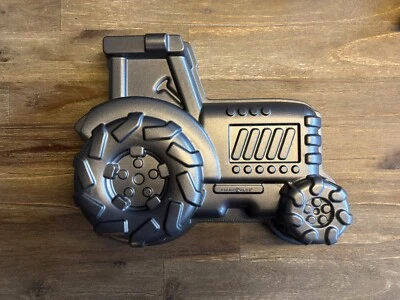 Nordic Ware Backform Trecker Traktor Kindergeburtstag aluminium - Bild 1 von 4