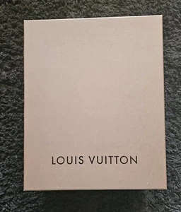07 AUTHENTISCHE LV LOUIS VUITTON KLEIDUNGSSTÜCK/GESCHENKBOX 13,75 x 11,25 x 7,25" *LEER*  - Bild 1 von 4