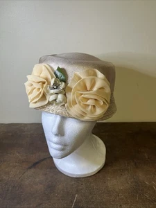 Vtg Women’s Pillbox Hat Beige Floral Tulle Roses EUC - Picture 1 of 11