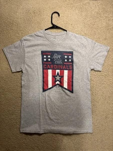Camiseta de los Cardenales de San Luis para Hombres Gris Medio MLB Majestuosa Camiseta Gráfica Bandera de EE. UU. - Imagen 1 de 7