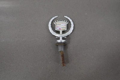 Cadillac Fleetwood 1993 tracción trasera emblema montado en el capó Foto 1 de 4