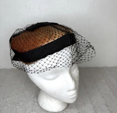 De colección Naranja Negro Pastillero Sombrero Terciopelo Red Velo Película Utilería Disfraz LEER Foto 1 de 4