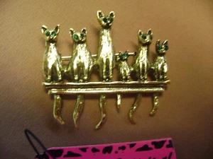 NWT- BETSEY JOHNSON 6 GREEN EYED CRYSTAL CATS GOLD TONE BROOCH. USA SELLER - Picture 1 of 5