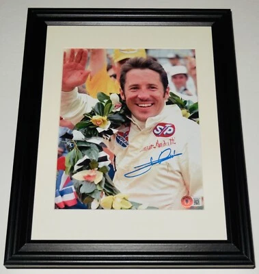 FOTO A COLOR 8X10 AUTOGRAFIADA DE MARIO ANDRETTI (ENMARCADA Y ENMARAÑADA) - ¡CERTIFICADO DE AUTENTICIDAD BECKETT! Foto 1 de 2