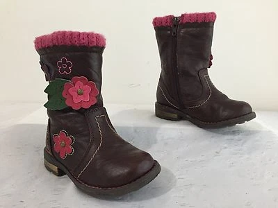 Botas infantis Nina marrom com detalhes e acabamento rosa flor tamanho 7M (23,5 EUR) - Imagem 1 de 4