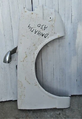 Panel guardabarros delantero lado derecho Daihatsu Charmant A30 modelo 1974 81 usado Foto 1 de 4