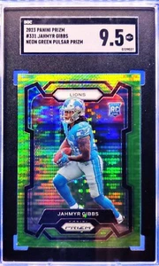 šµ 2023 Panini Prizm JAHMYR GIBBS Neon Green Pulsar Prizm RC #331 Lions SGC 9,5 - Foto 1 di 3