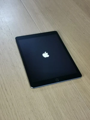 Apple iPad 8th 64 GB grigio - viene fornito con una custodia rosa - Immagine 1 di 4