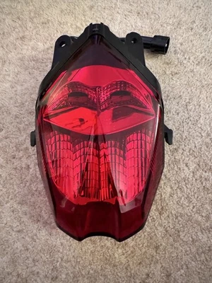 Unidade de luz LED traseira Triumph Street Triple 765 RS original do fabricante  - Imagem 1 de 2