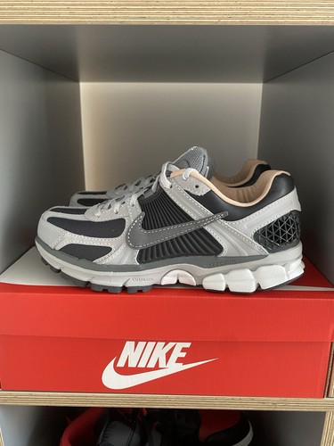 Nike Zoom Vomero 5 grigio scuro e nero UK 6 nuove con scatola