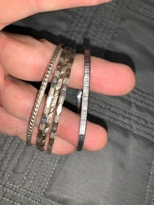 Bracciale Vintage Tono Argento Inciso Lotto 1 Firmato Monet Martellato Geometrico - Foto 1 di 6