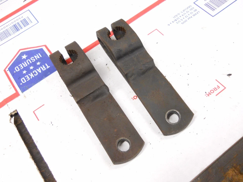 1983 JOHN DEERE 340 L/C SPRINTFIRE: BOTH STEERING KNUCKLES - Image 1 of 1