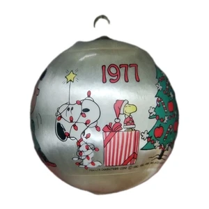 De colección Adorno de Navidad Chas Schultz Peanuts '77 Satén Snoopy Charlue Marrón Lucy - Imagen 1 de 10