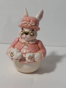 Figura de cerámica hecha a mano Tea Time Pink Bunny decoración de Pascua 3x5"  - Imagen 1 de 8
