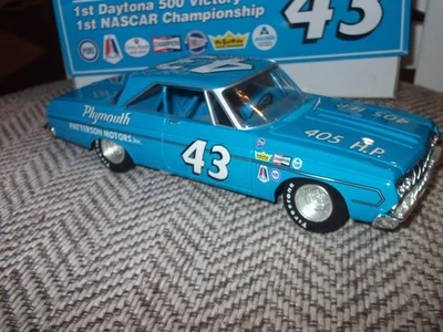 RICHARD PETTY 1964 PLYMOUTH BELVEDERE 1ST DAYTONA WIN 1ST NASCAR CHAMPION 1/24 - Image 1 of 4