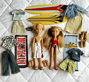 Lotto estivo 2004 Bratz baciato dal sole Cameron Yasmin Dylan tavole da surf abbigliamento asciugamani - Foto 1 di 17