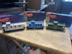 three HO Scale Roundhouse caboose's CB&Q, BN, Great Northern - Picture 1 of 17