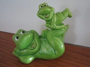 VINTAGE SPARSCHWEIN FROSCH BANK AUF DEM RÜCKEN LIEGEND BALANCIEREND BABY FROSCH KERAMIK FIGUR BANK - Bild 1 von 7