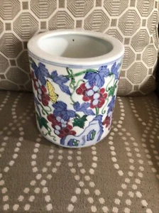 VINTAGE CHINESE PORCELAIN VASE JAR GRAPE VINE DESIGN WHITE BLUE RED - Picture 1 of 7