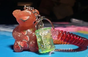 Schlüsselanhänger Gummibärchen Wassermelone rot im Dunkeln leuchtend - Bild 1 von 2