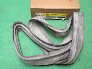 20376227 GM NOS DOOR FRAME BOTTOM LOWER WEATHERSTRIP SEAL CUTLASS CIERA CENTURY - Foto 1 di 1
