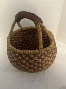 Vintage afrikanischer Ghana Bolga geflochtener Marktkorb geflochten mit Lederziegengriff - Bild 1 von 7