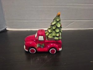 Juego de 2 cocteleras de sal y pimienta de árbol de Navidad rojo camión con árbol de Navidad - Imagen 1 de 4