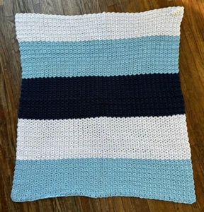 NEU Handarbeit gehäkelt afghanische Decke Überwurf Blautöne weiß 33x37 cm - Bild 1 von 5