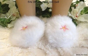 BIANCHE con fiori slip-on pantofole fuzzy adatte a 18" American Girl SCARPE BAMBOLA - Foto 1 di 1