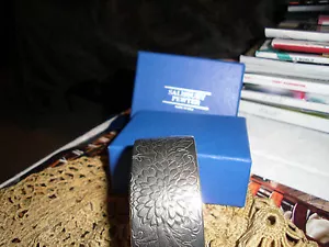 Puño de peltre Victorian Trading Co. nuevo, crisantemo hermoso grabado firmado $34 - Imagen 1 de 12