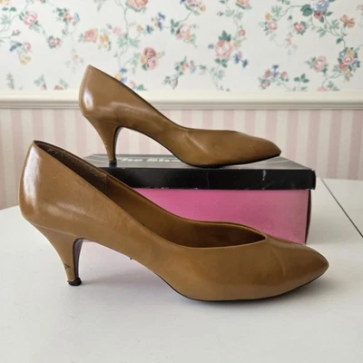 Vtg 90s Highlights Heels 10 WIDE Camel Pointed Kitten Heel Office Retro Career - Image 1 of 4